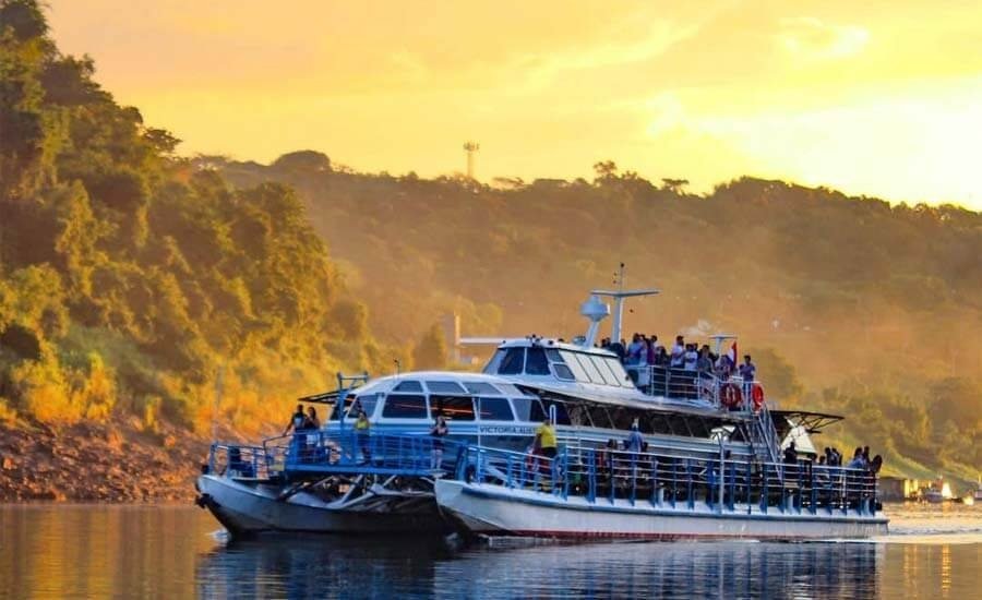 Catamarán al atardecer en la triple frontera